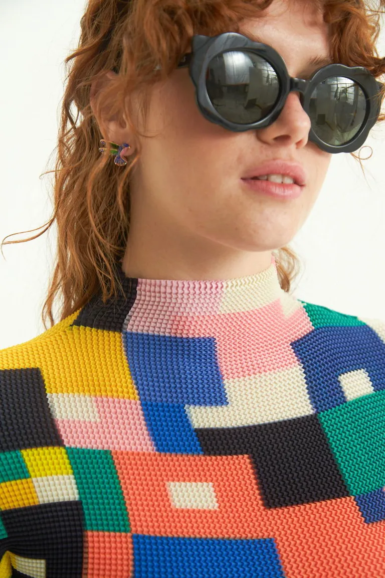 Blusa plisada de manga corta con estampado geométrico y floral, ajuste entallado y diseño único de Las Pepas en Blusas para argentina