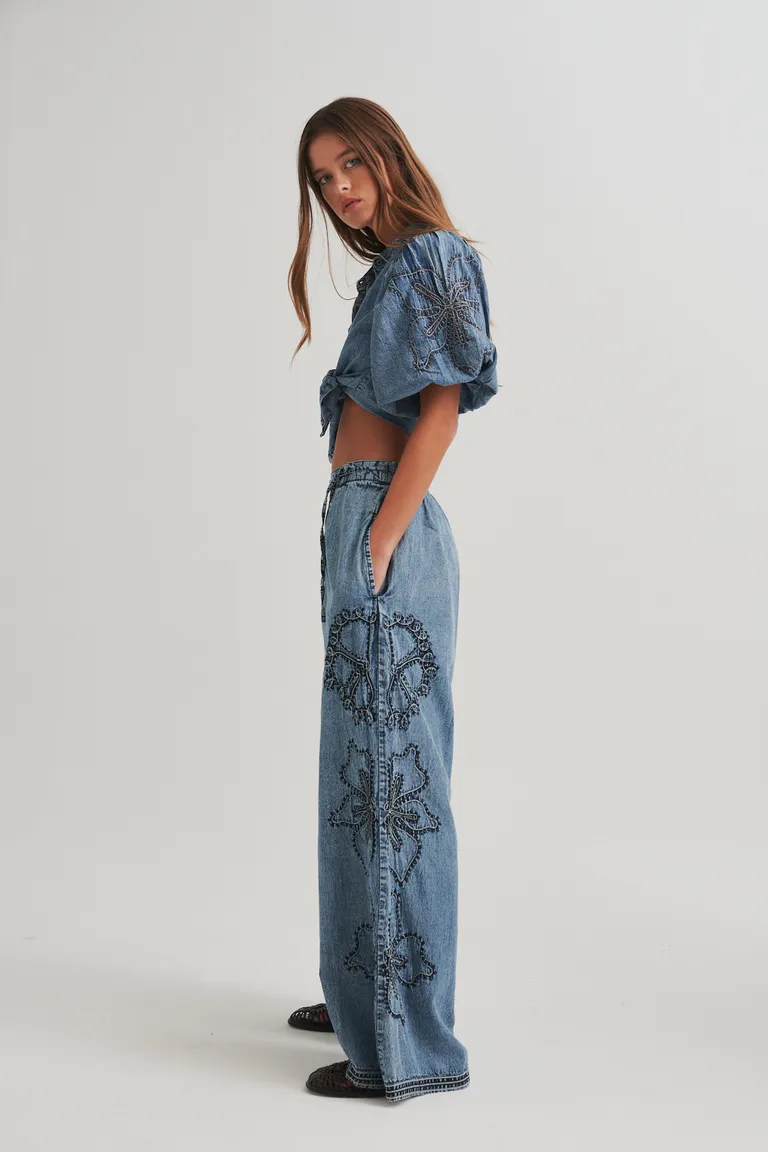 Pantalón amplio y fluido con bordados florales artesanales en estilo boho-chic de Sweet en Pantalones para argentina