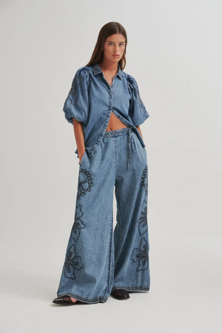 Pantalón amplio y fluido con bordados florales artesanales en estilo boho-chic de Sweet en Pantalones para argentina