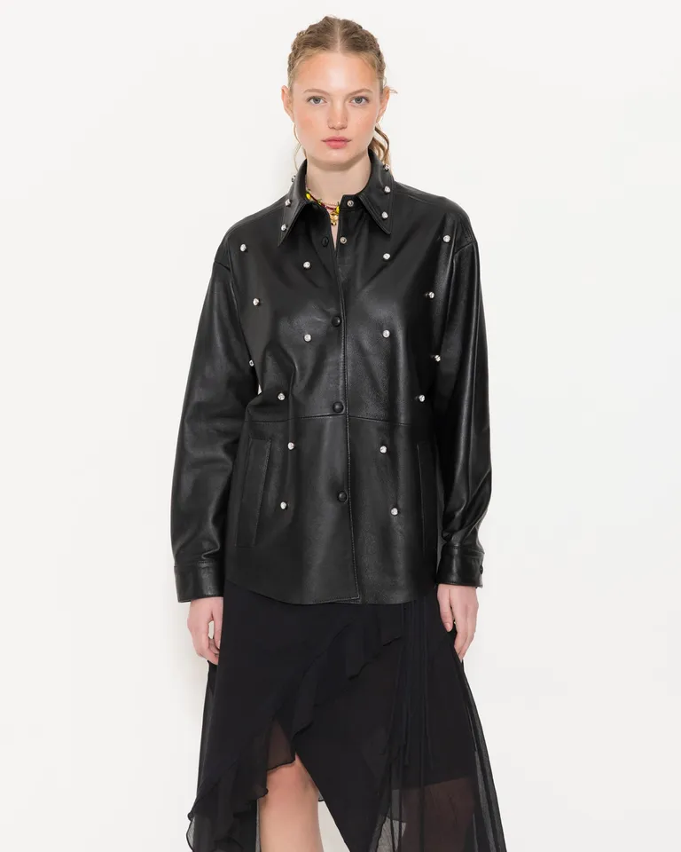 Camisa de cuero brillante y refinada para un estilo único y destacado de Jazmin Chebar en Camisas para argentina