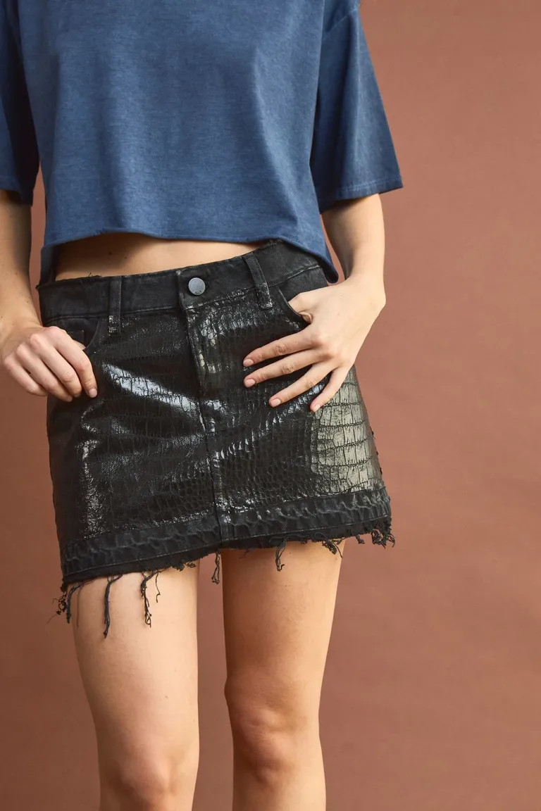 Falda negra con textura de cocodrilo para mujer de Allo Martinez en Faldas para argentina