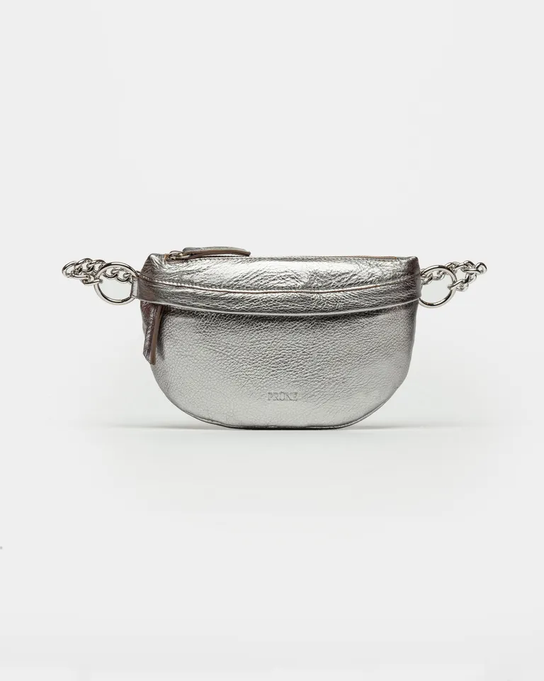 Riñonera de cuero metalizado con manija y cadena - un accesorio trendy y práctico de Prüne en Riñoneras para argentina