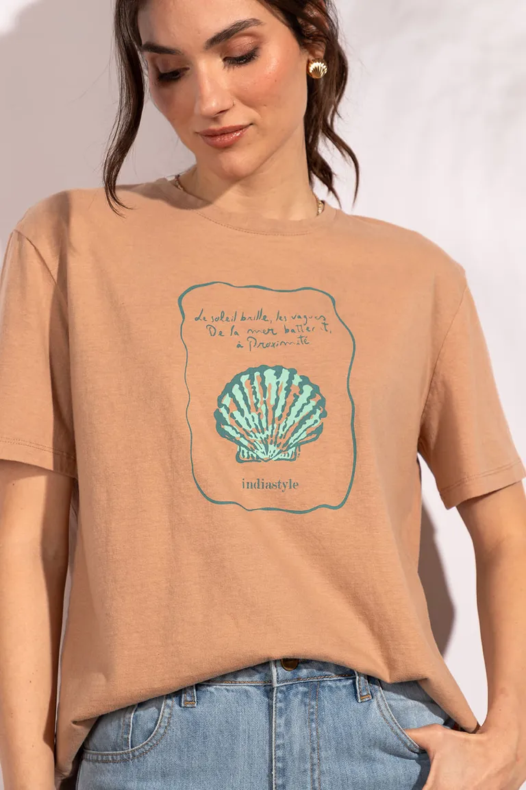 Remera de mujer manga corta con estampa frontal decorativa y cuello redondo básico de Indiastyle en Remeras para argentina