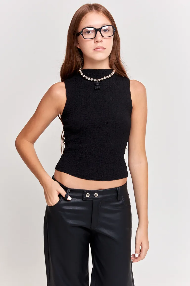 Top sin mangas de crep rugoso con detalles institucionales de 47 Street en Tops para argentina