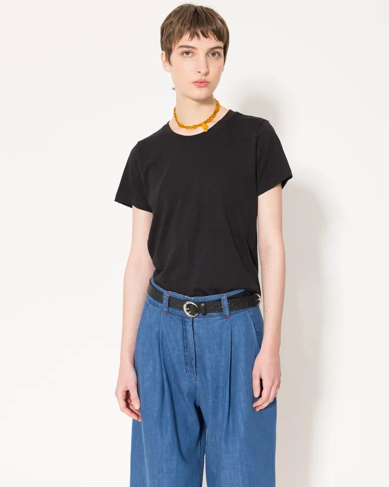 Remera de algodón pima con detalles distintivos y diseño regular para un look casual y urbano de Jazmin Chebar en Remeras para argentina