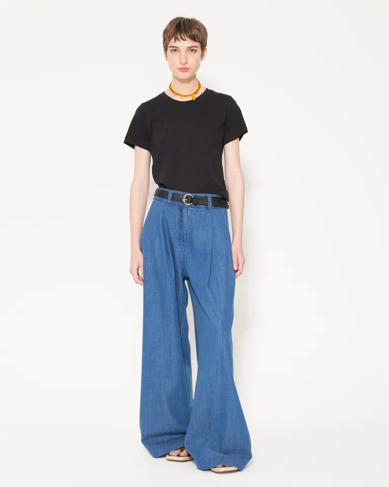 Remera de algodón pima con detalles distintivos y diseño regular para un look casual y urbano de Jazmin Chebar en Remeras para argentina