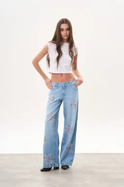 Jean denim wide tiro bajo rose strass de Magda en Pantalones para argentina