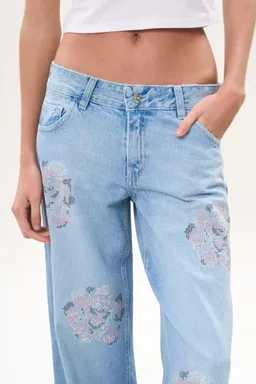 Jean denim wide tiro bajo rose strass de Magda en Pantalones para argentina