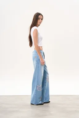 Jean denim wide tiro bajo rose strass de Magda en Pantalones para argentina
