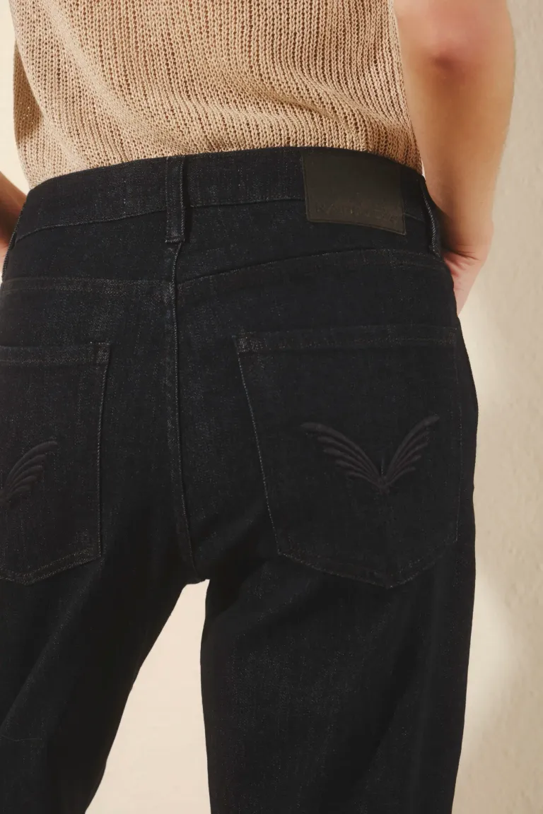 Pantalón de tiro medio acampanado en azul oscuro, un clásico versátil y femenino de Rapsodia en Pantalones para argentina