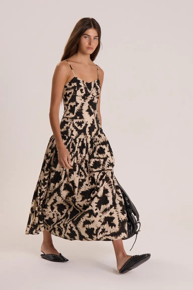 Vestido ligero y femenino con estampado floral y corte acampanado de Maria Cher en Vestidos para argentina