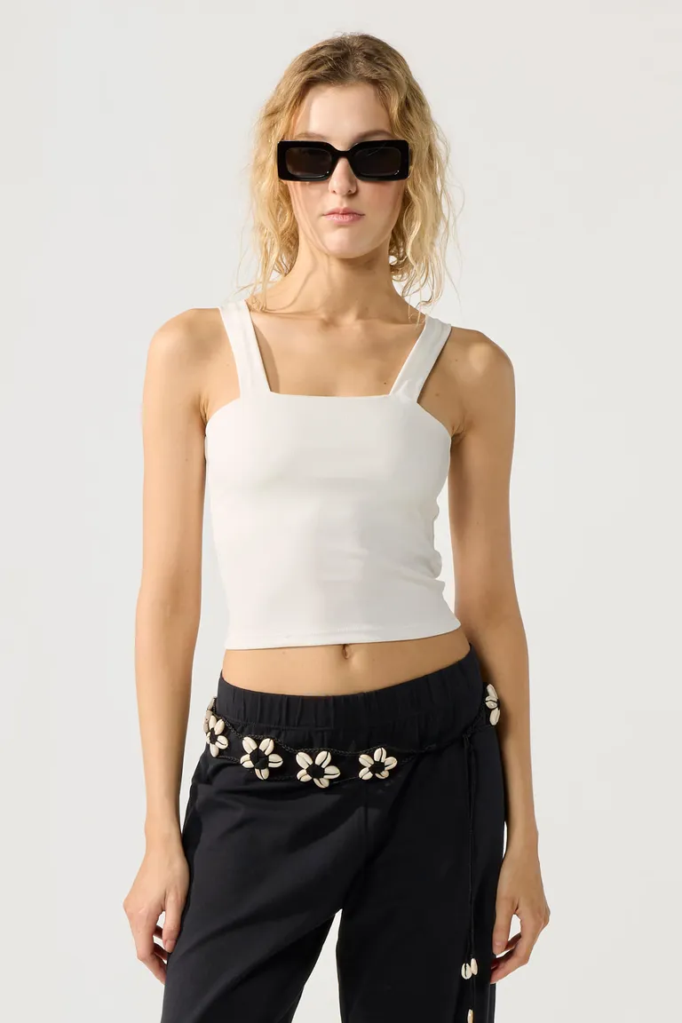 Top blanco en corte recto con escote embolsado y breteles anchos para mujer de Cuesta Blanca en Tops para argentina