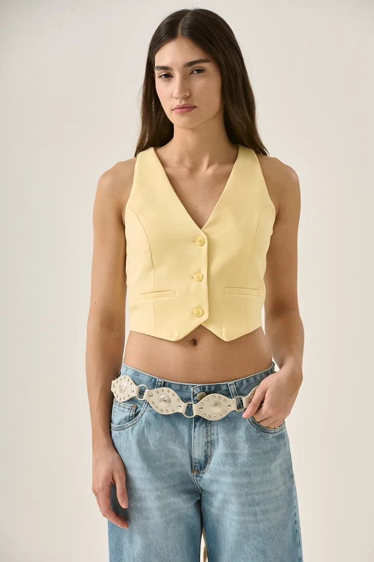 Chaleco de tela sastrera con escote en V y botones al frente para un look formal y estilizado de Sweet en Chalecos para argentina