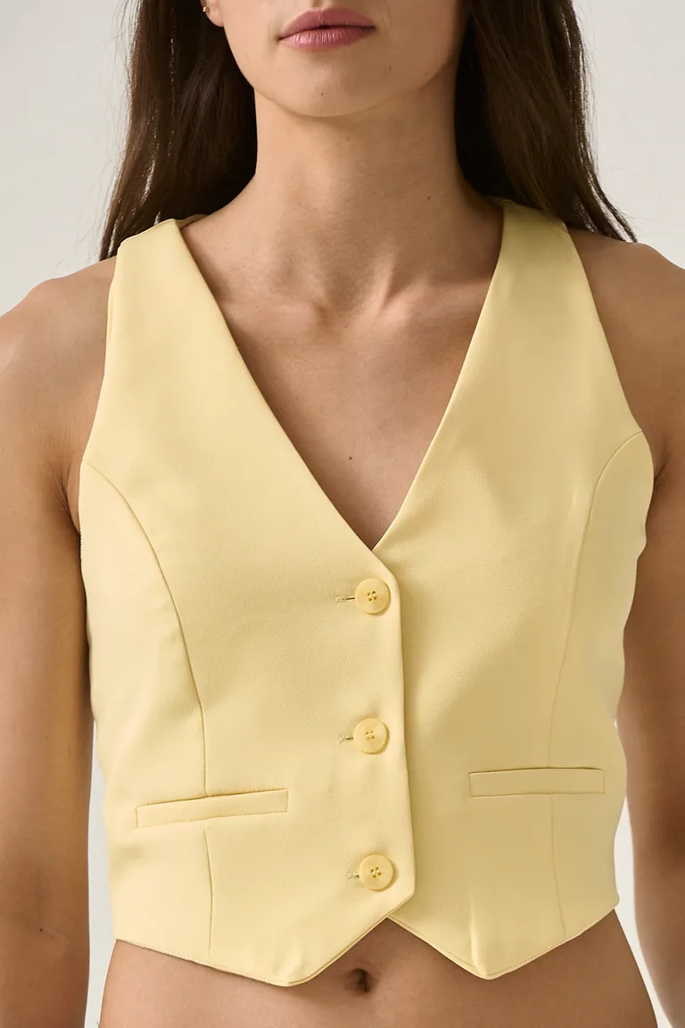 Chaleco de tela sastrera con escote en V y botones al frente para un look formal y estilizado de Sweet en Chalecos para argentina
