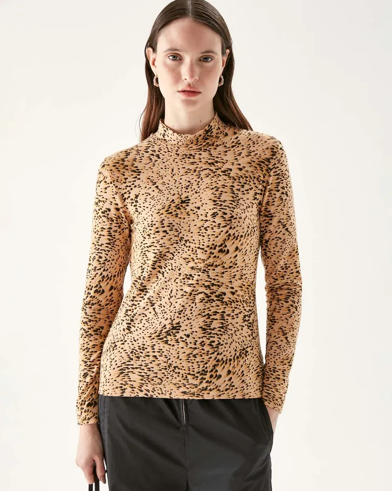 Remera de manga larga con cuello alto y ajuste entallado al cuerpo de Furzai en Remeras para argentina