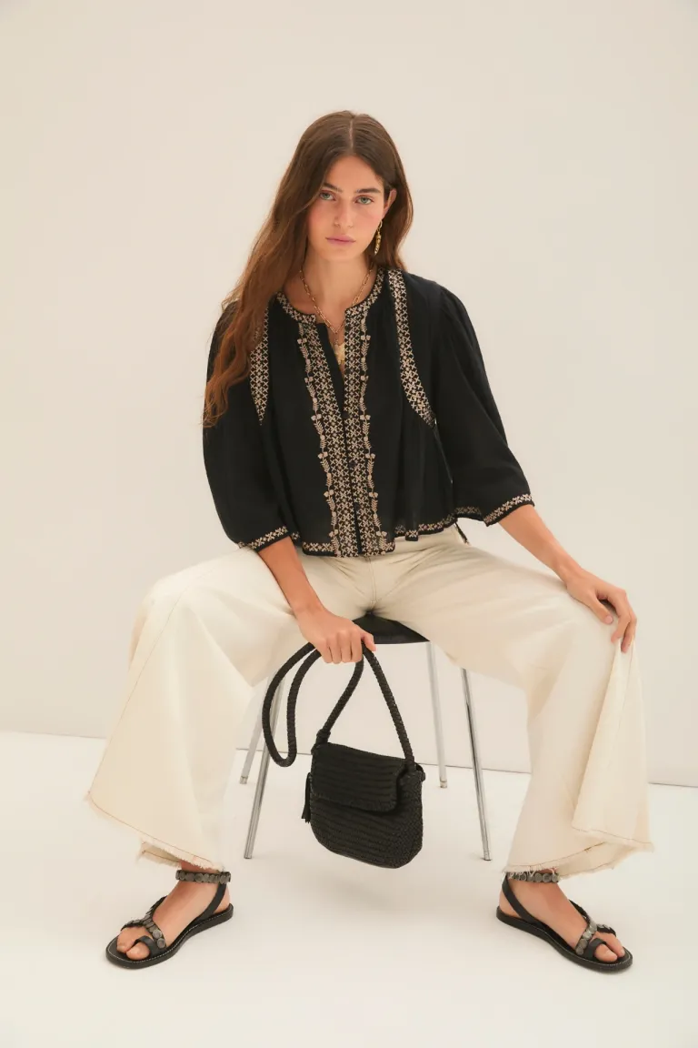 Camisa de estilo bohemio con detalles bordados en negro de Rapsodia en Camisas para argentina