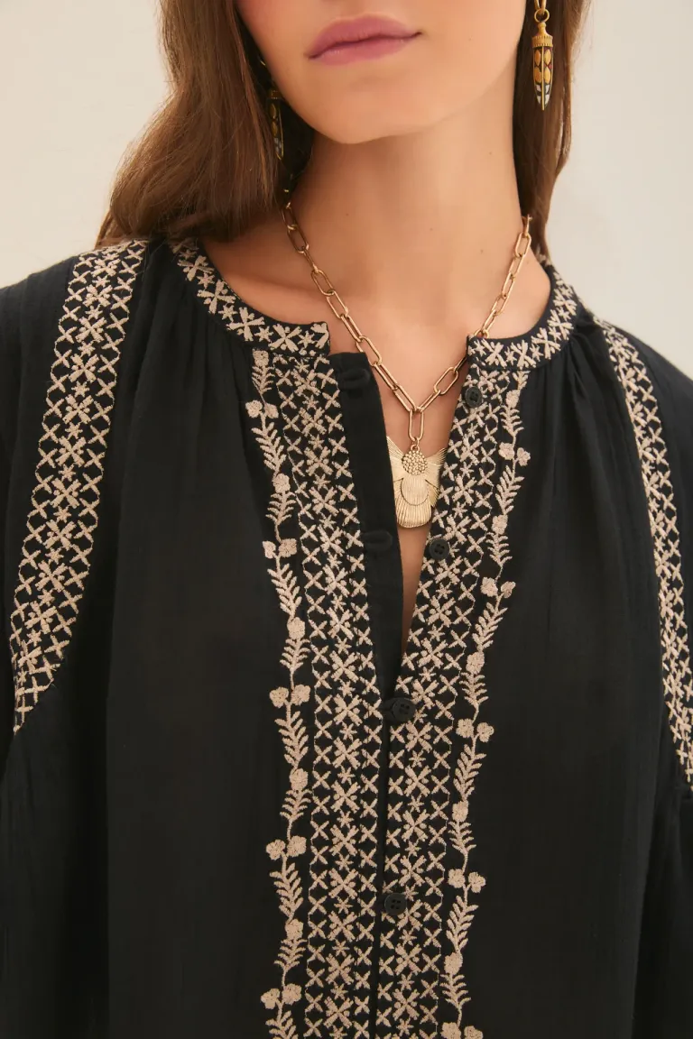 Camisa de estilo bohemio con detalles bordados en negro de Rapsodia en Camisas para argentina