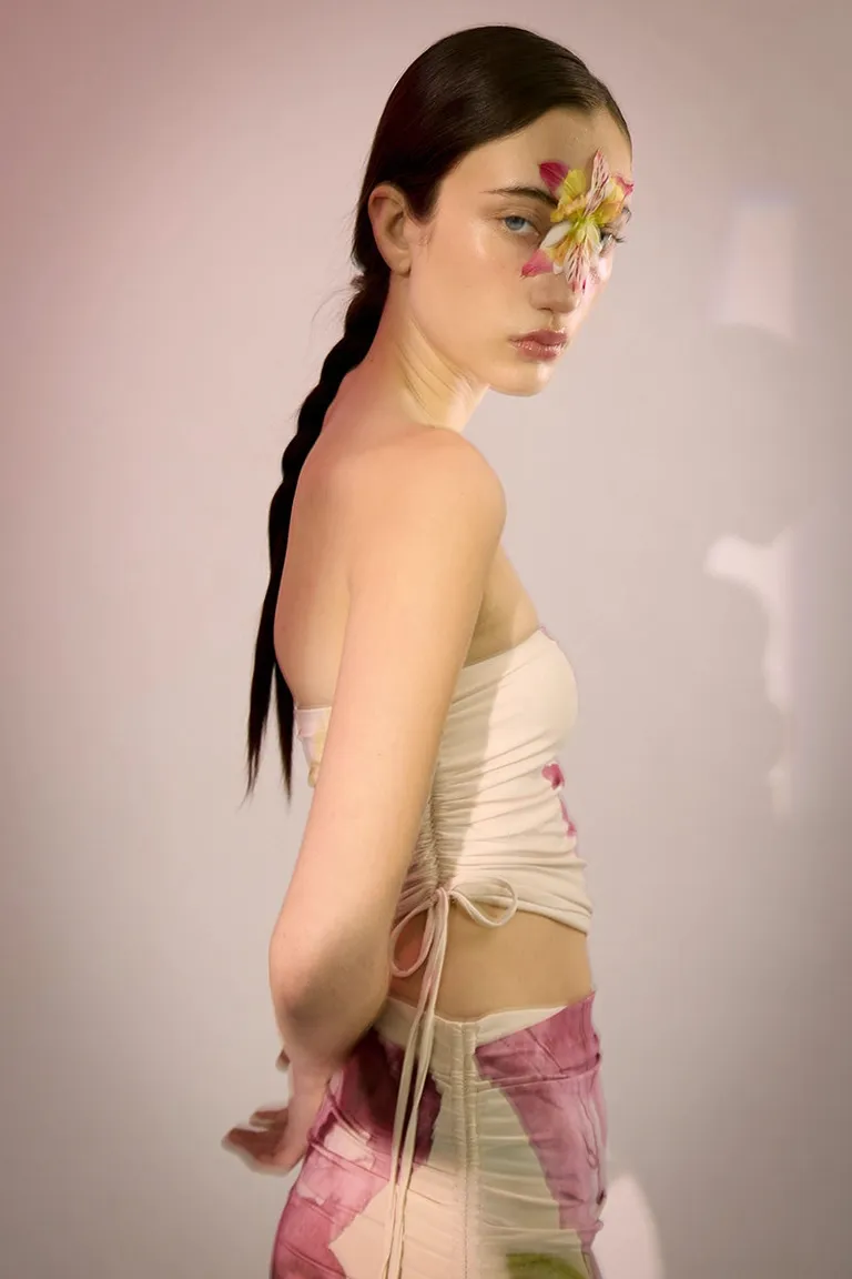 Top modular con diseño ajustable en los laterales y estampado único en tonos rosados de Sofia Sarkany en Tops para argentina