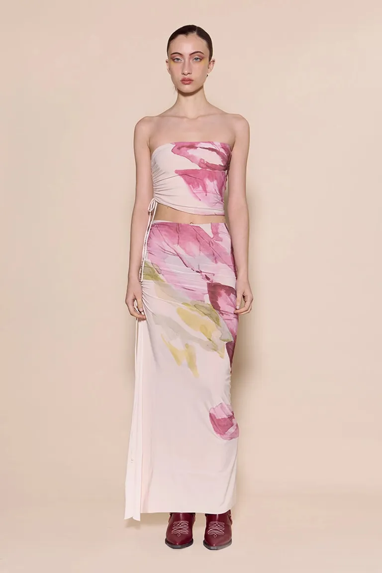 Top modular con diseño ajustable en los laterales y estampado único en tonos rosados de Sofia Sarkany en Tops para argentina