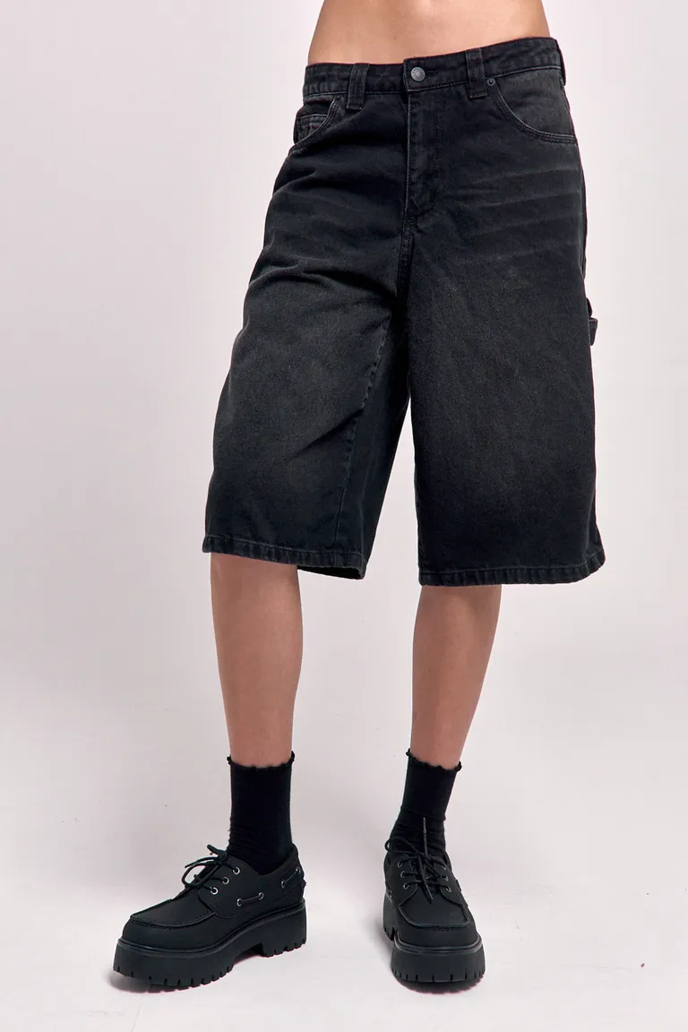 Bermuda de jean estilo carpenter con cinco bolsillos y pierna recta de corte medio hasta la rodilla de 47 Street en Shorts para argentina