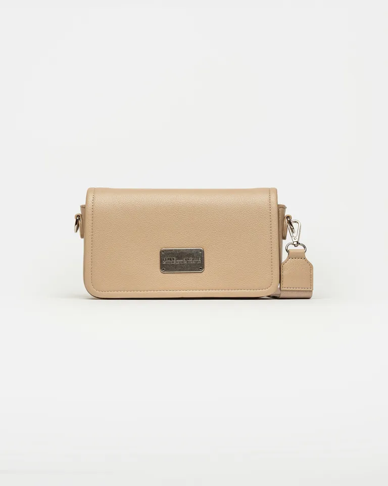 Bandolera de cuero graneado con solapa y cierre central marcario de Prüne en Bolsos y Carteras para argentina