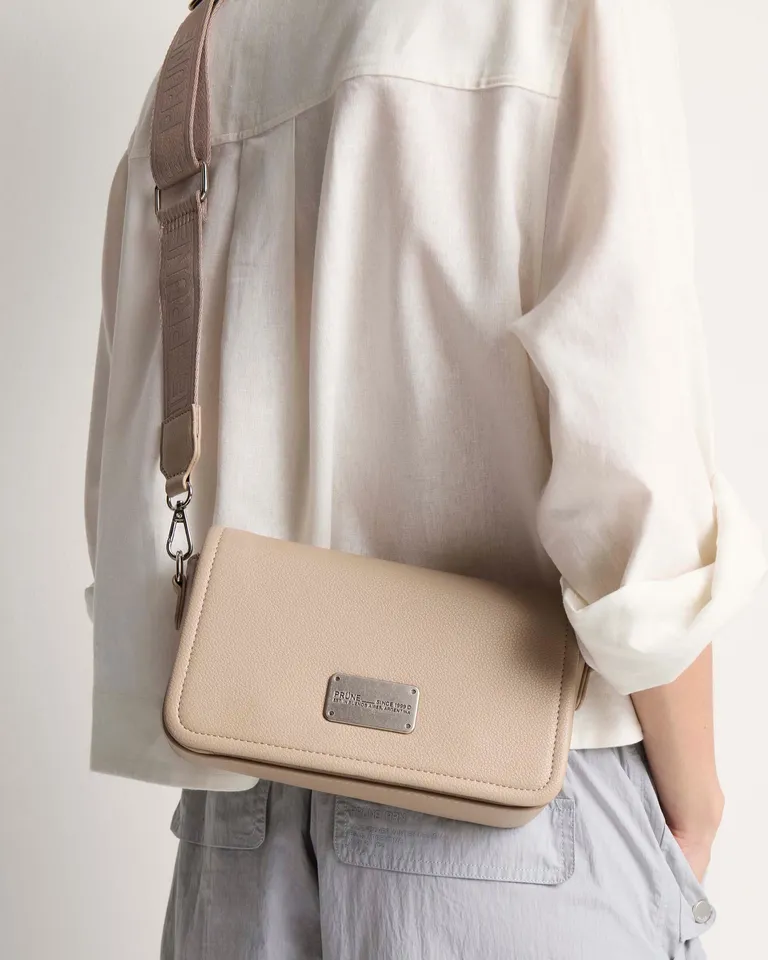 Bandolera de cuero graneado con solapa y cierre central marcario de Prüne en Bolsos y Carteras para argentina