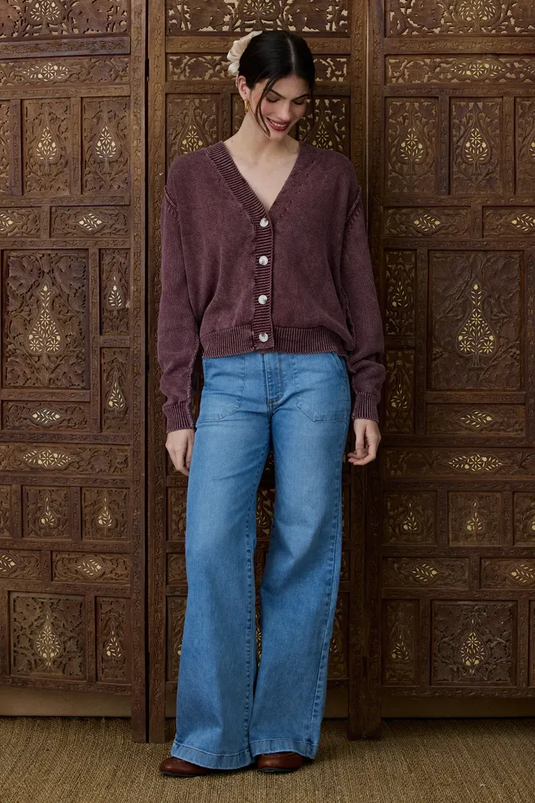 Saco tejido con escote en V, botones frontales y detalle de textura acanalada en puños y ruedo de Indiastyle en Buzos y Sweaters para argentina