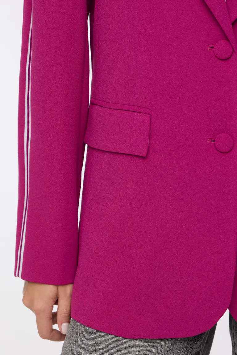 Blazer sastrero con solapas, cierre frontal de botones y detalles de bandas laterales en las mangas de Cuesta Blanca en Blazers para argentina