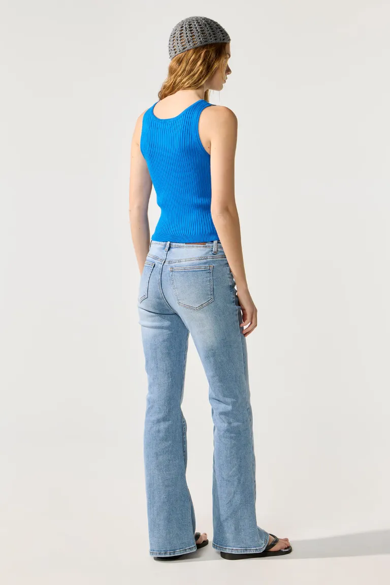 Pantalones vaqueros de tiro medio con diseño flare en color azul de Cuesta Blanca en Pantalones para argentina