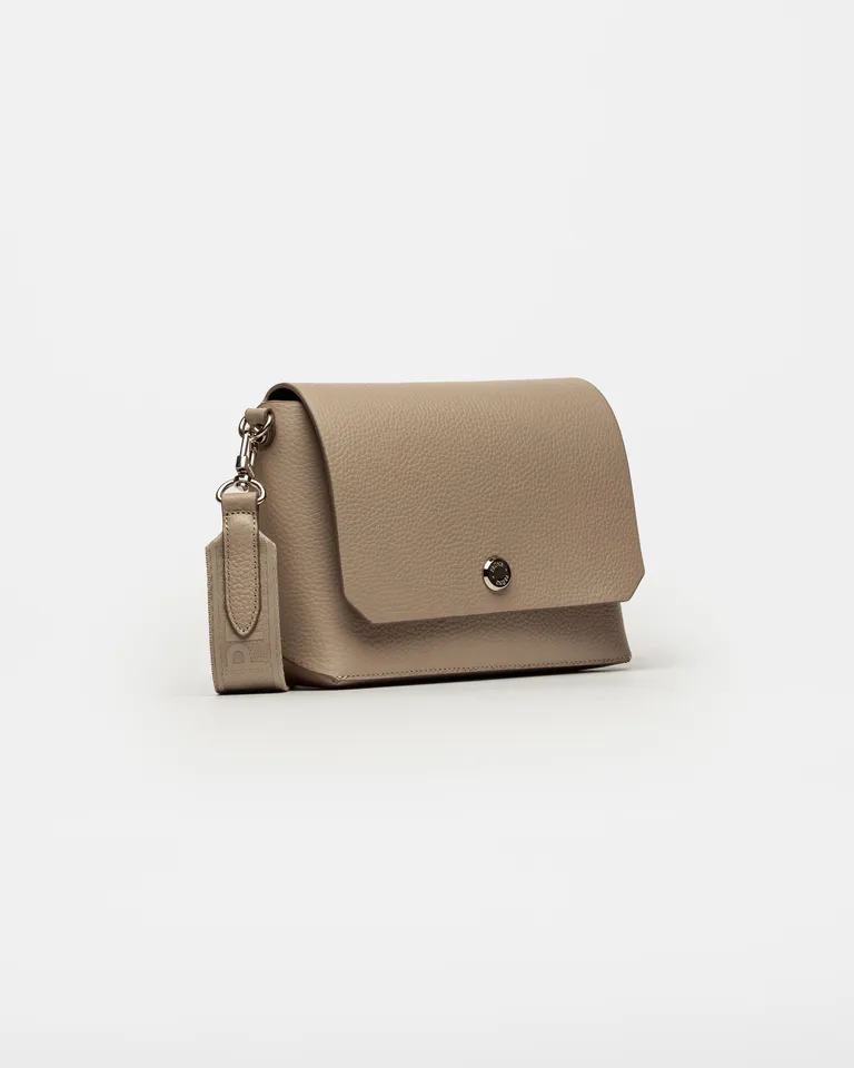 Bandolera Menorca de cuero graneado en un elegante formato rígido de Prüne en Bolsos y Carteras para argentina