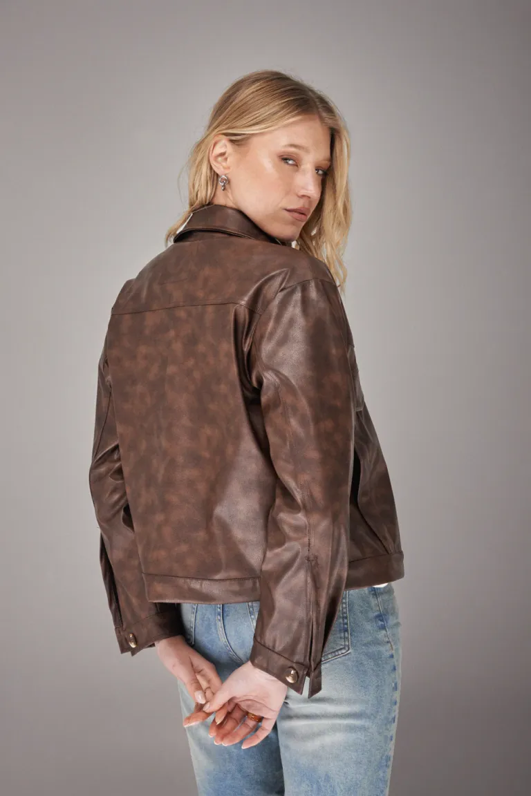 Chaqueta de cuero marrón para mujer, una prenda elegante y versátil de Apricot en Chaquetas para argentina