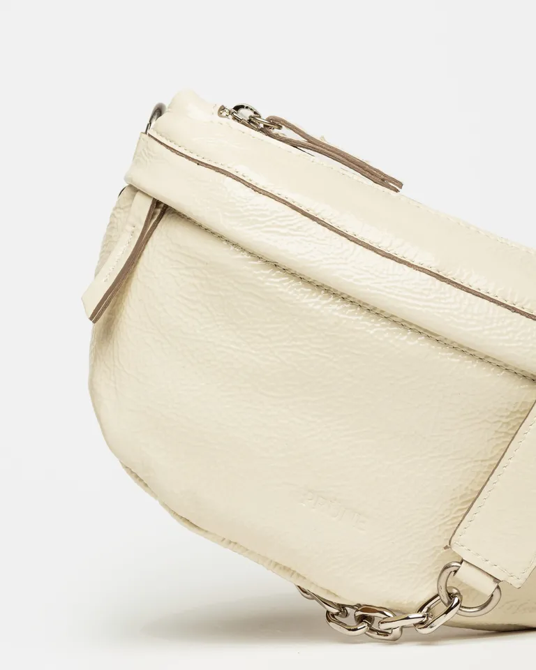 Riñonera de cuero charol arrugado con manija y cadena de Prüne en Riñoneras para argentina