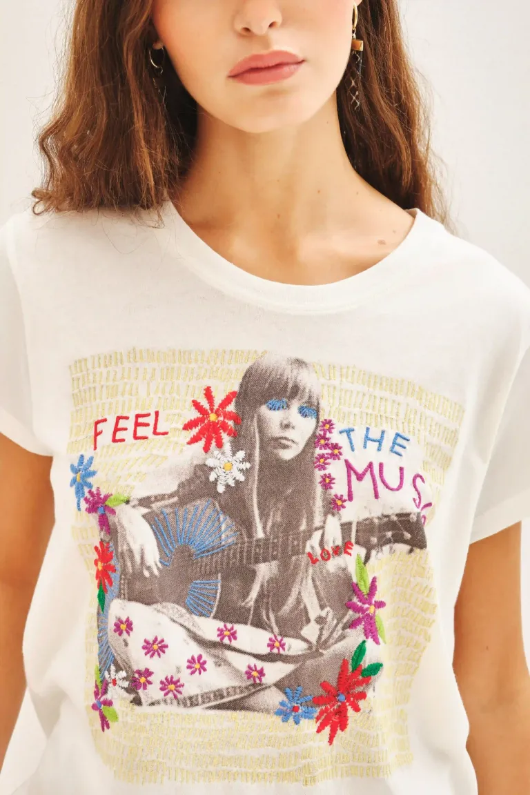 Remera de algodón con estampa fotográfica y detalles bordados de Rapsodia en Remeras para argentina
