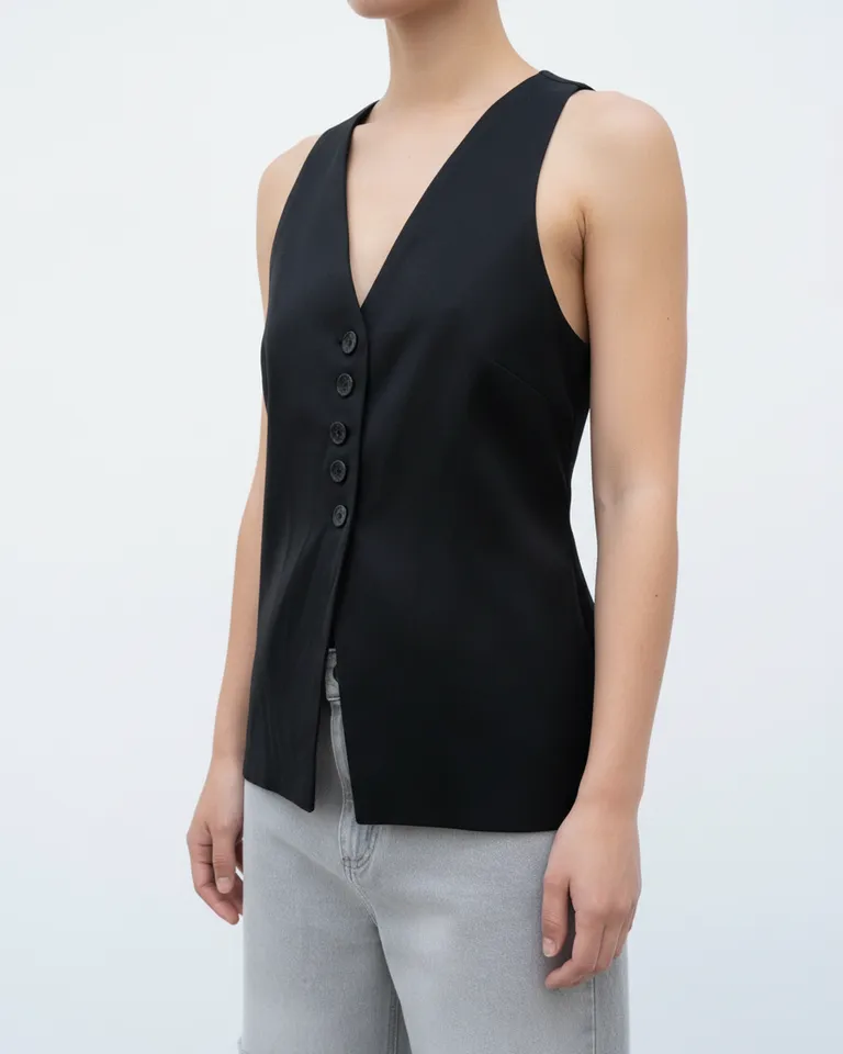 Chaleco sastre de lino negro con diseño entallado y botones a la vista de Maria Cher en Chalecos para argentina