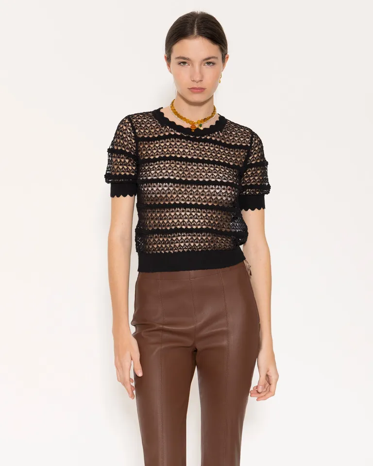 Top tejido en hilado liviano con diseño calado y escote redondo de Jazmin Chebar en Tops para argentina