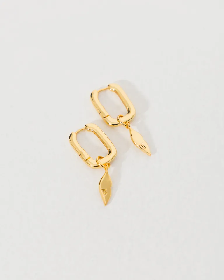 Aros colgantes con dije de labios dorados, un accesorio moderno y versátil de Jazmin Chebar en Bijouterie para argentina