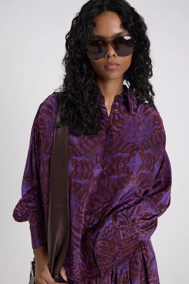 Camisa estampada con cuello clásico y mangas largas abullonadas de corte recto fluido de Maria Cher en Camisas para argentina