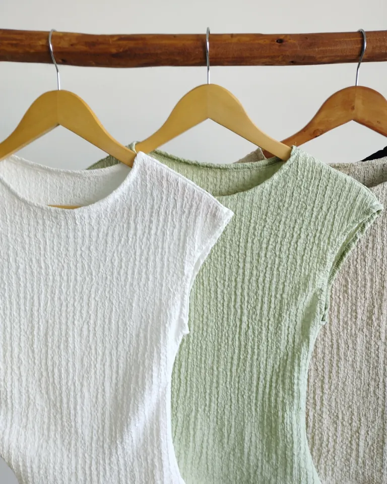 Remera de cuello redondo con detalle de frunce en la cintura de Lemmon en Remeras para argentina