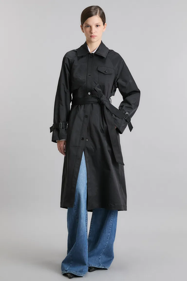 Abrigo largo de corte regular con cinturón negro de diseño moderno y elegante de Kosiuko en Tapados para argentina
