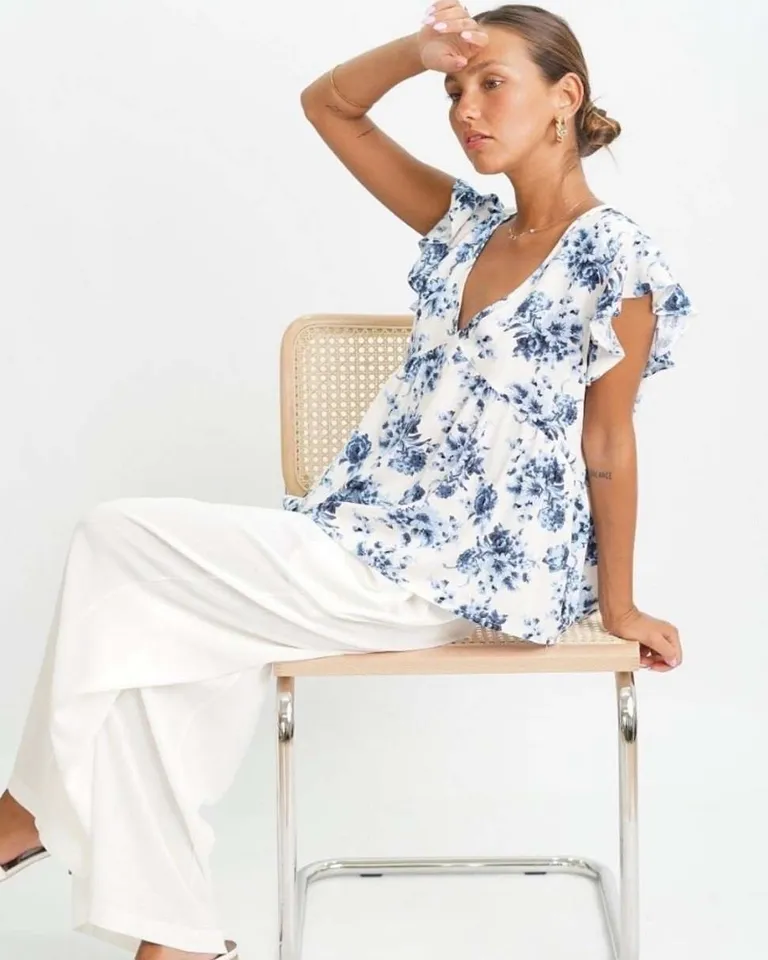 Blusa de lino estampada con volantes, una prenda femenina y elegante de Hesed en Tops para argentina