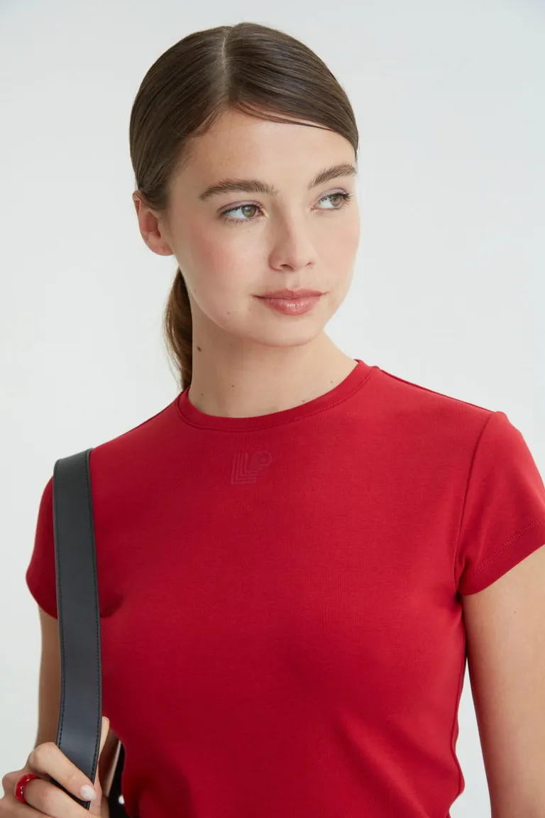 Remera manga corta de calce entallado con cuello redondo y detalle de logo aplicado de Las Pepas en Remeras para argentina