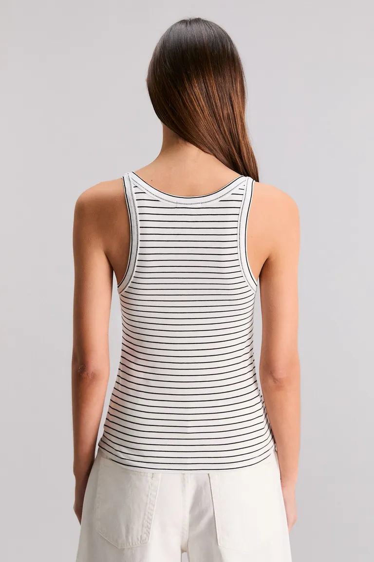 Musculosa de corte slim con estampado exclusivo para mujer de Kosiuko en Remeras para argentina