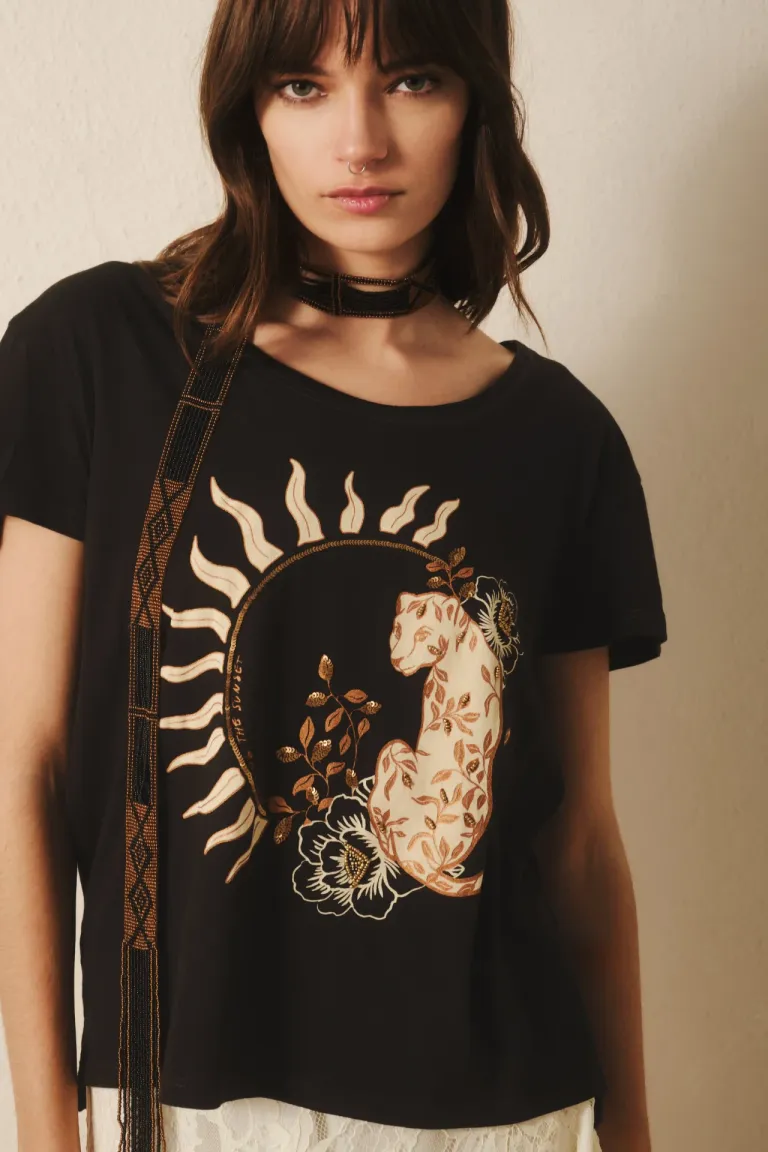 Remera de diseño con estampa central y detalles bordados brillantes de Rapsodia en Remeras para argentina