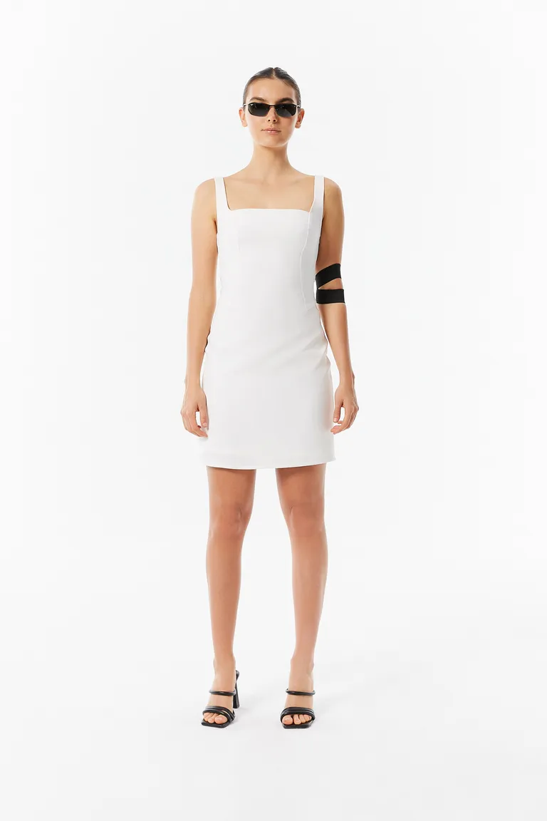 Vestido blanco corto de escote recto y corte al cuerpo para mujer de Naíma en Vestidos para argentina