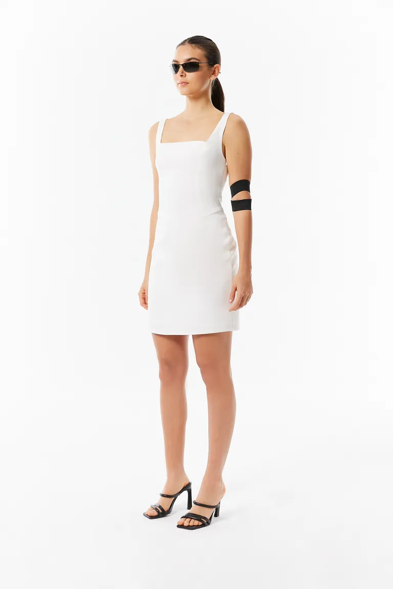 Vestido blanco corto de escote recto y corte al cuerpo para mujer de Naíma en Vestidos para argentina