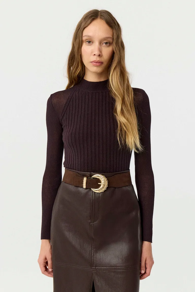 Remera de mujer tejido fino cuello alto y mangas largas con ajuste anatómico de Markova en Remeras para argentina