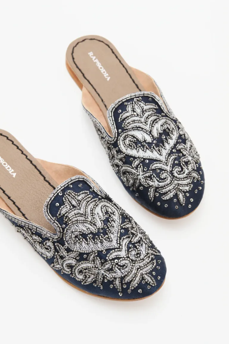 Sandalia tipo zueco con aplicación bordada en tonos azulados y plateados de Rapsodia en Zuecos Planos para argentina