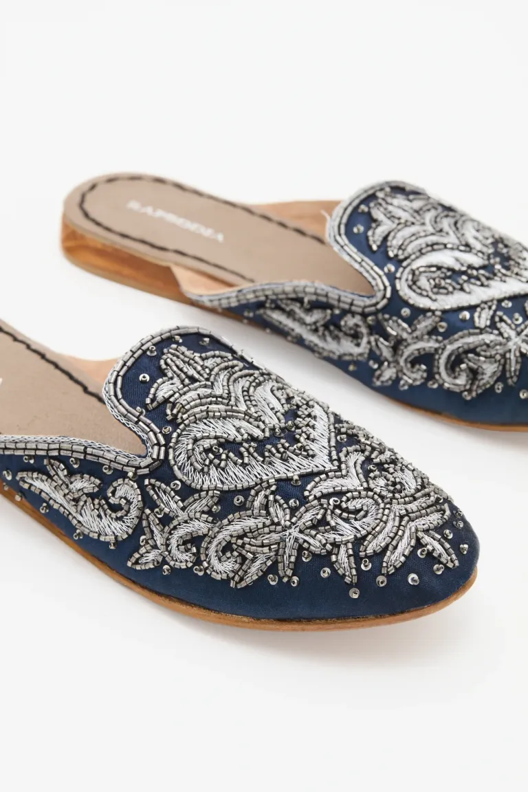 Sandalia tipo zueco con aplicación bordada en tonos azulados y plateados de Rapsodia en Zuecos Planos para argentina