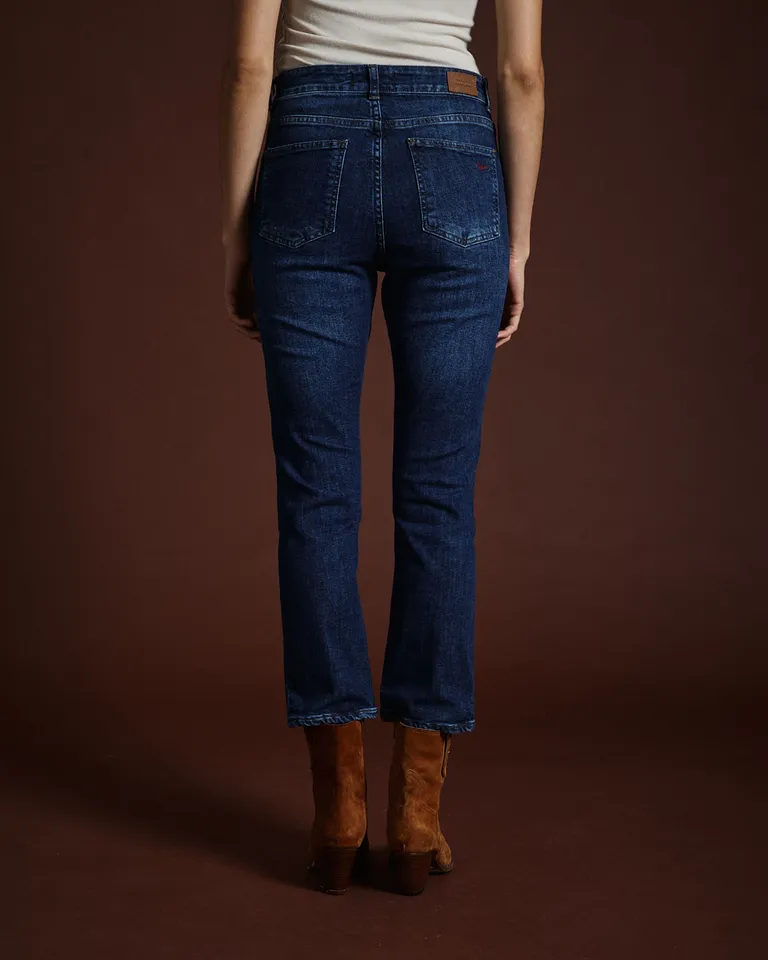 Pantalón de jean tiro alto con corte recto y diseño de cinco bolsillos para mujer de Wanama en Pantalones para argentina