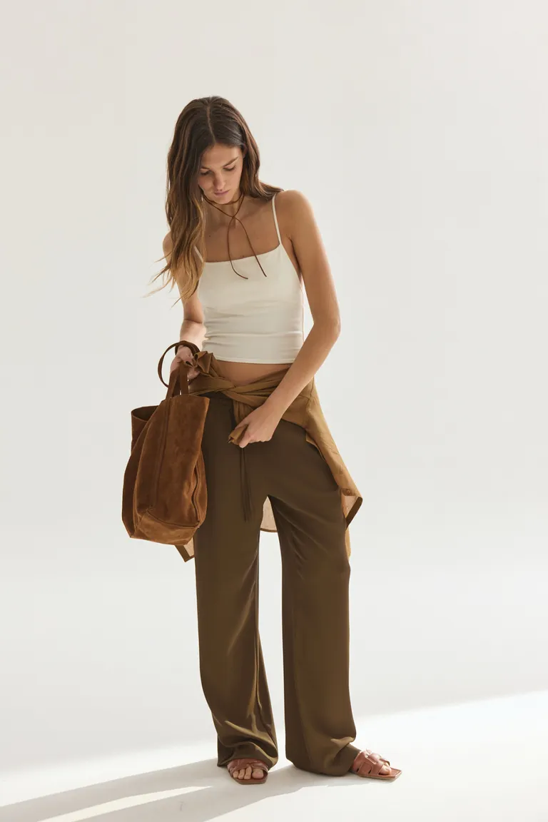 Musculosa de tirantes finos en color blanco - Elegante y versátil para tu closet de Akiabara en Tops para argentina